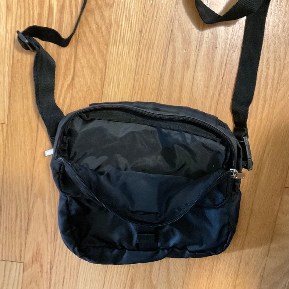 NWOT Sisley small cross body bag. - Picture 2 of 5